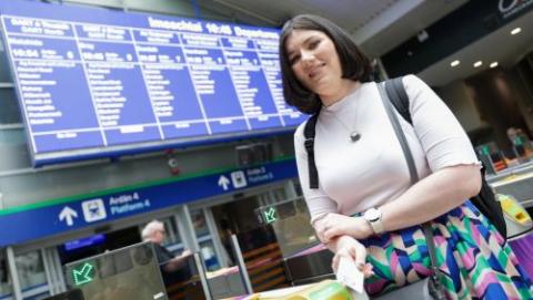 Síomha Connolly using her new FT card in Connolly station